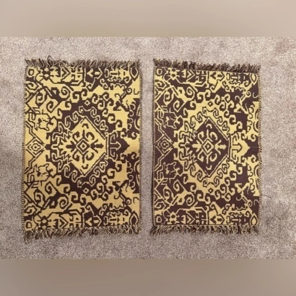 2 decorated placemats‎ brown and tan